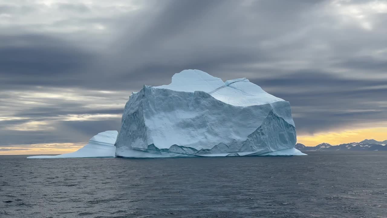 巨大的冰山漂浮在非常有趣的光线条件下。Scoresbysund,格陵兰岛。视频下载