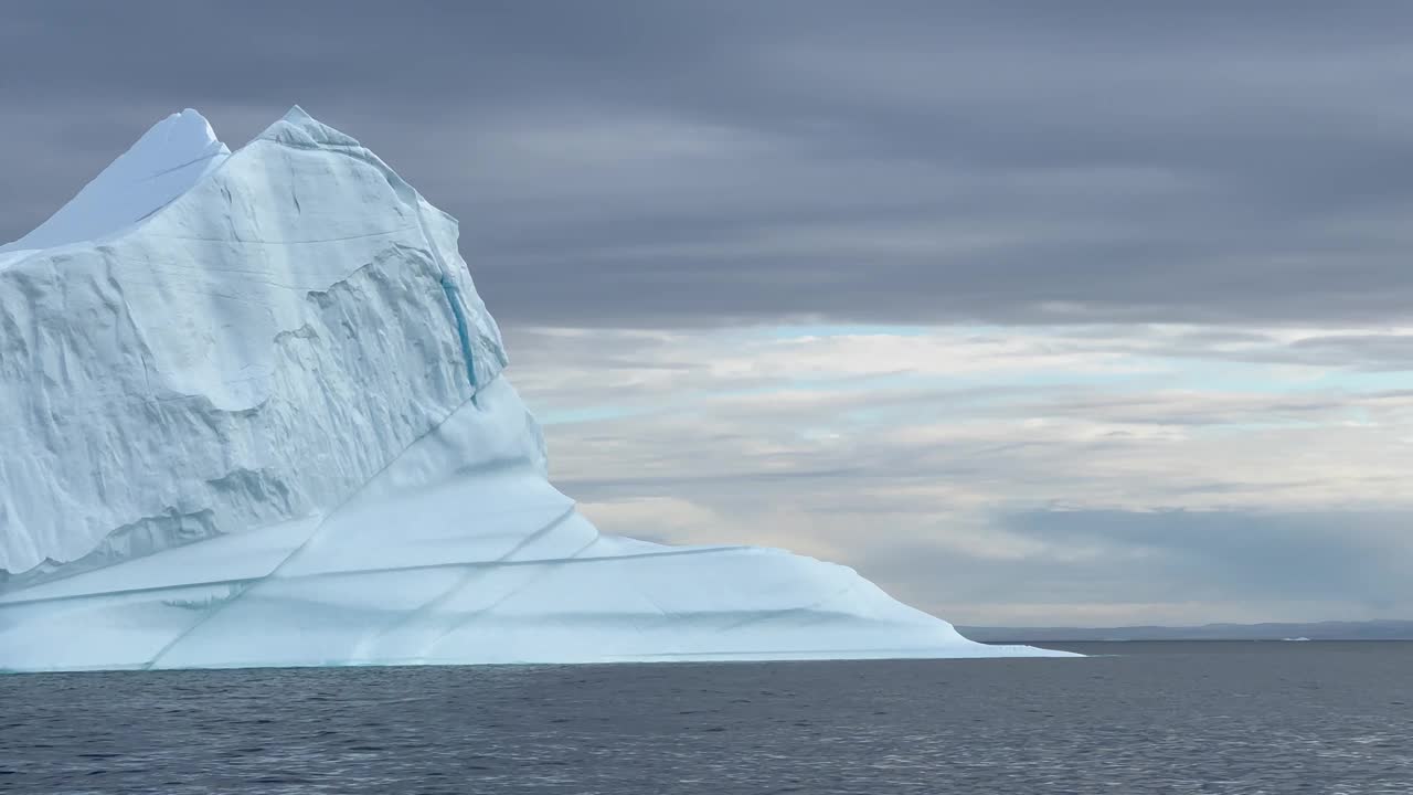 在非常有趣的光线条件下，巨大的冰山漂浮的特写镜头。Scoresbysund,格陵兰岛。视频素材