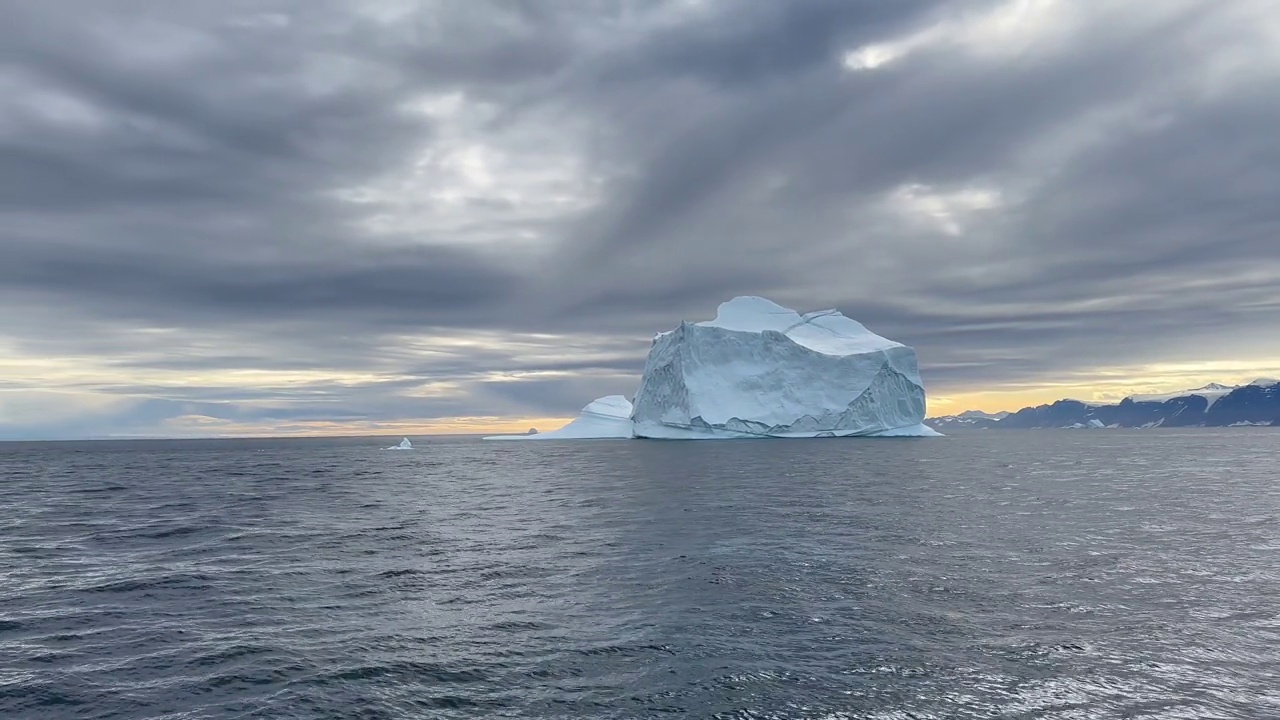 在非常有趣的光线条件下，巨大的冰山漂浮的全景。Scoresbysund,格陵兰岛。视频素材