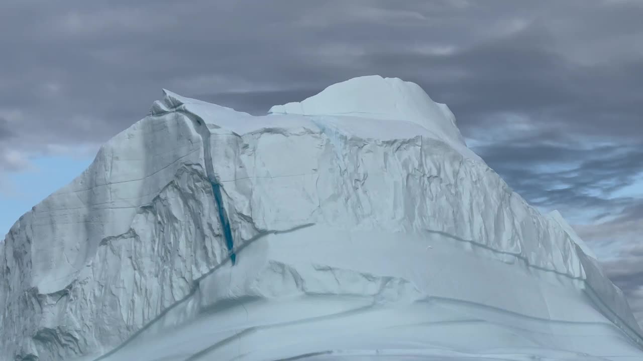 冰山顶部在非常有趣的光线条件下漂浮的特写镜头。Scoresbysund,格陵兰岛。视频素材