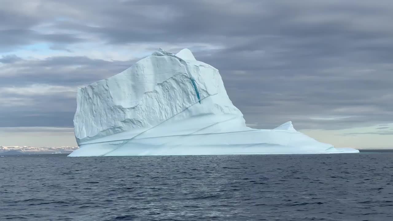 一座形状有趣的冰山在非常有趣的光线条件下漂浮着。Scoresbysund,格陵兰岛。视频素材