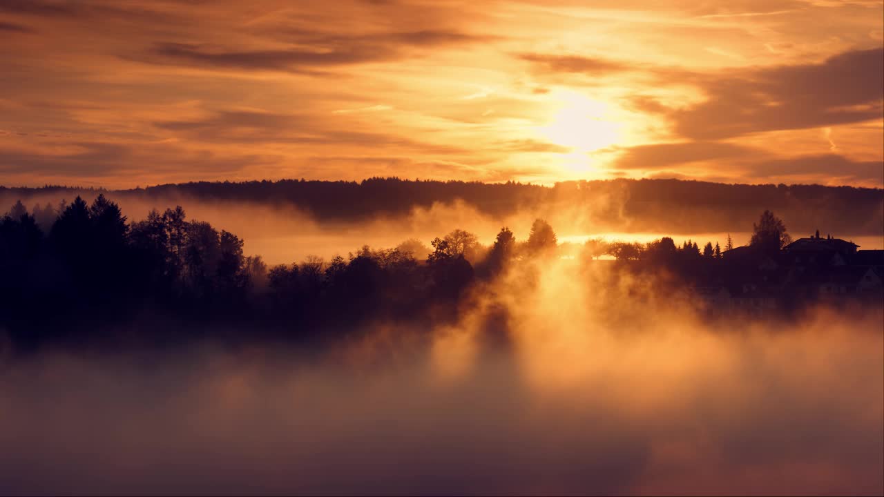 壮丽的日出在雾蒙蒙的风景视频下载