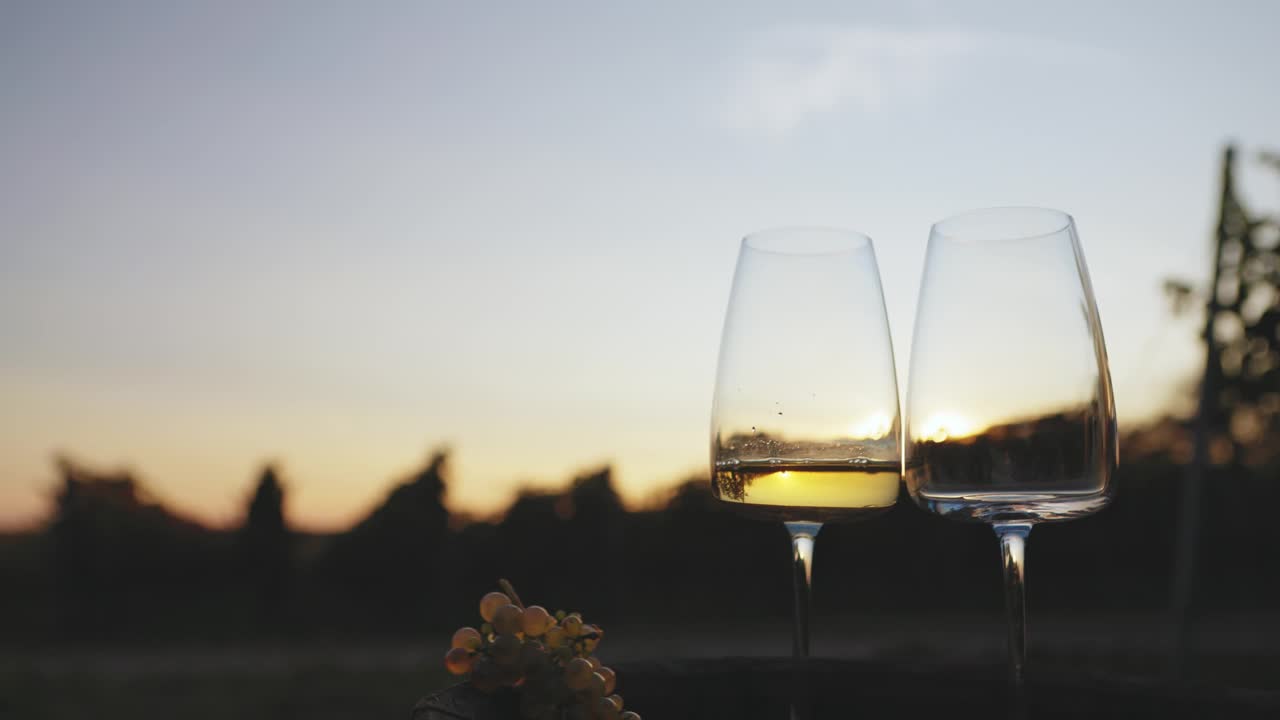 在黄昏时分往玻璃杯里倒白葡萄酒视频下载