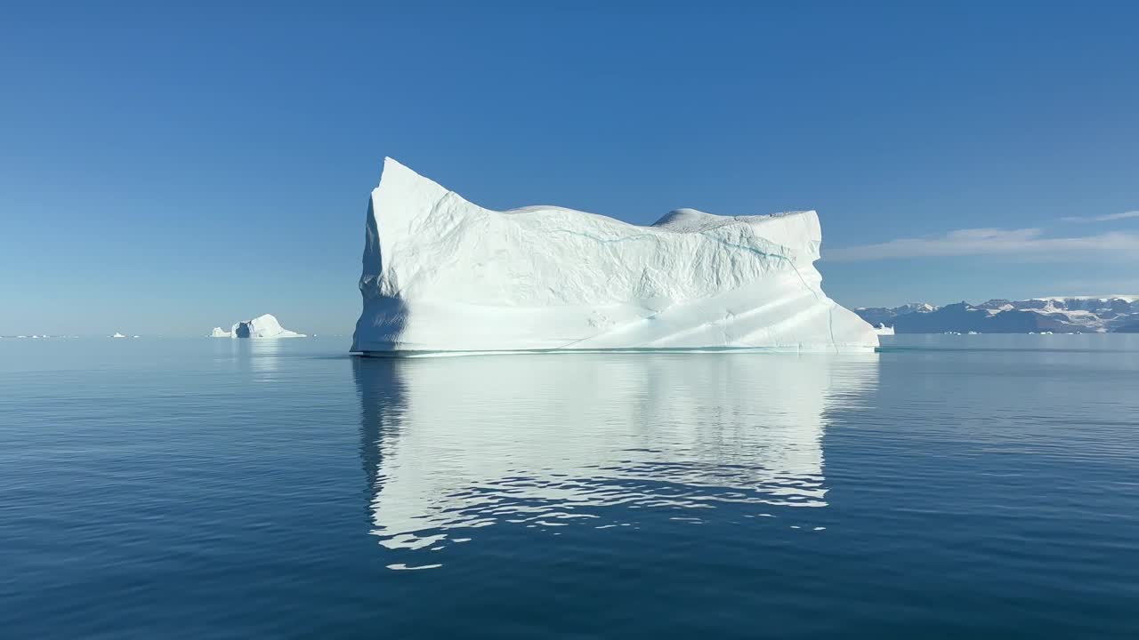有趣的形状冰山漂流在北峡湾，斯科尔斯比松，格陵兰岛。视频下载