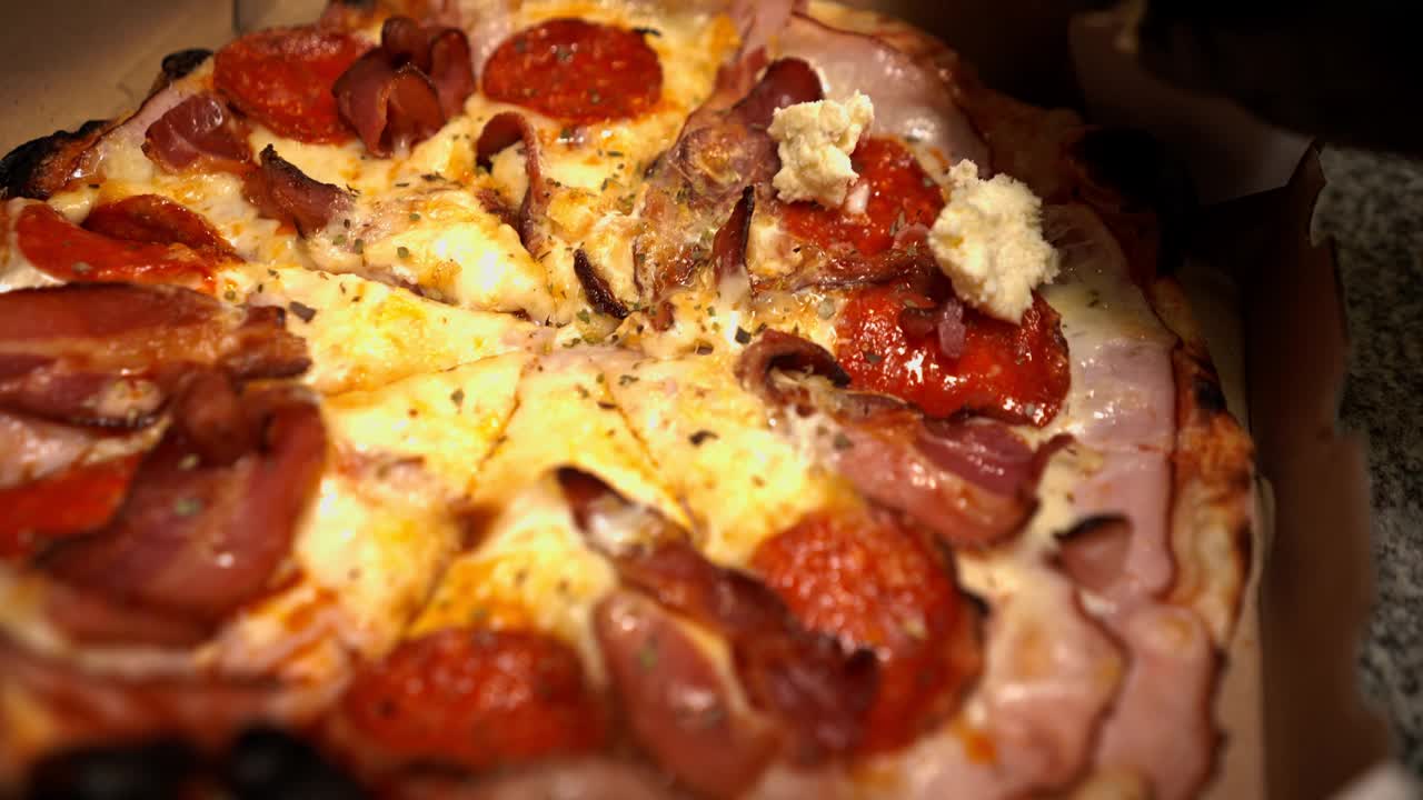 男厨师用披萨滚筒切新鲜出炉的披萨视频素材