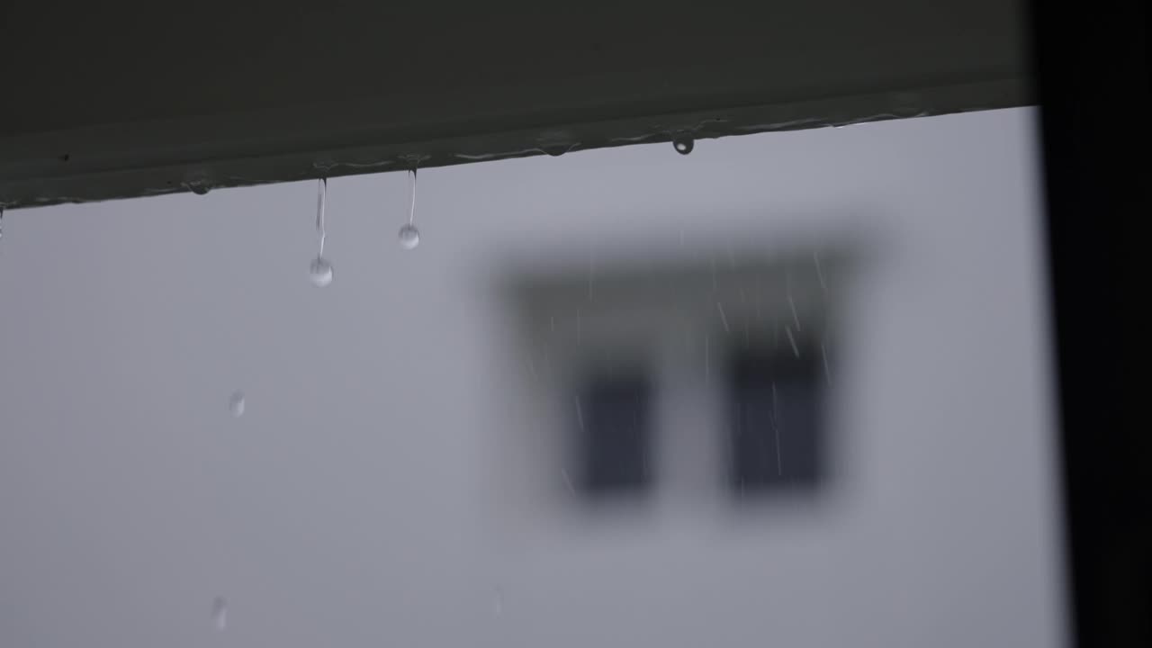 在黑暗的日子里，房子窗户上的4K雨滴慢动作，文字的复制空间视频下载
