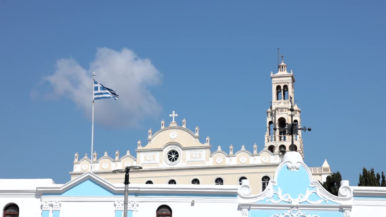 希腊国旗旁边的教堂在蒂诺斯岛视频下载