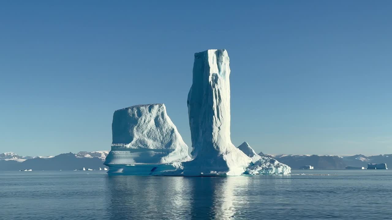 一座类似摩天大楼的冰山，位于格陵兰斯科斯比松的北维斯特峡湾。视频下载