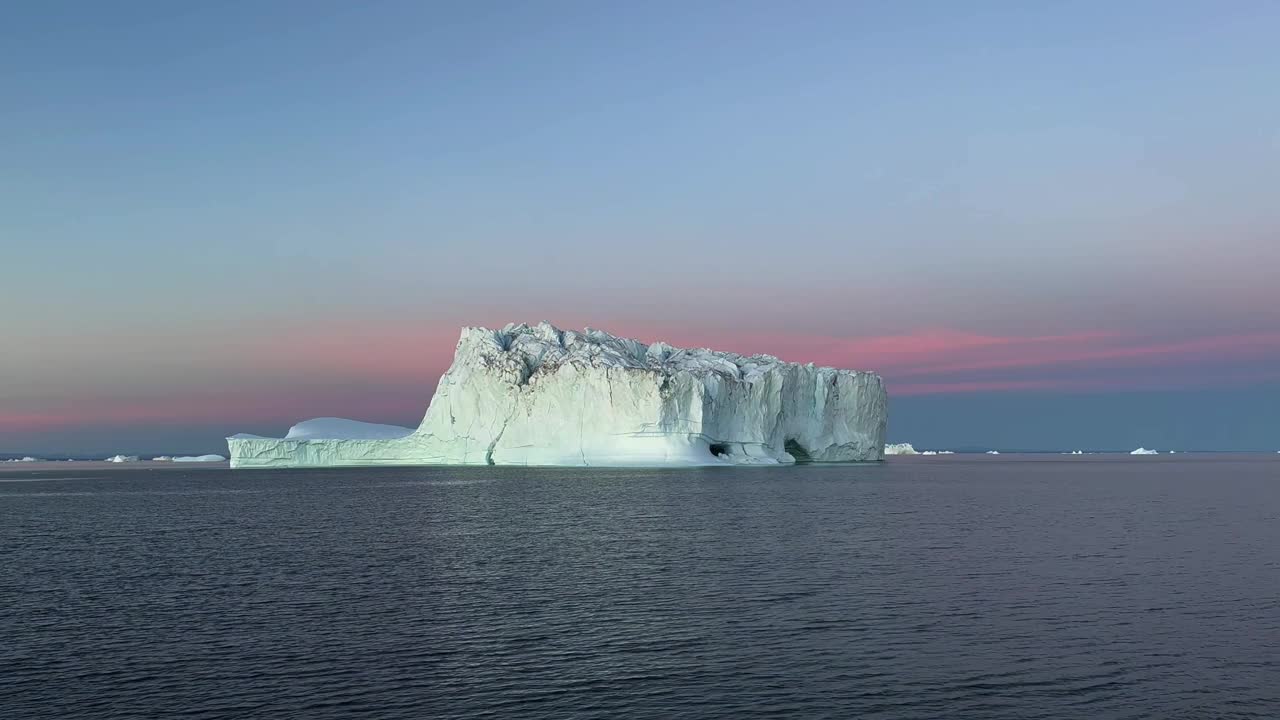 北维斯特峡湾的冰山在日落前漂过。Scoresbysund,格陵兰岛。视频下载