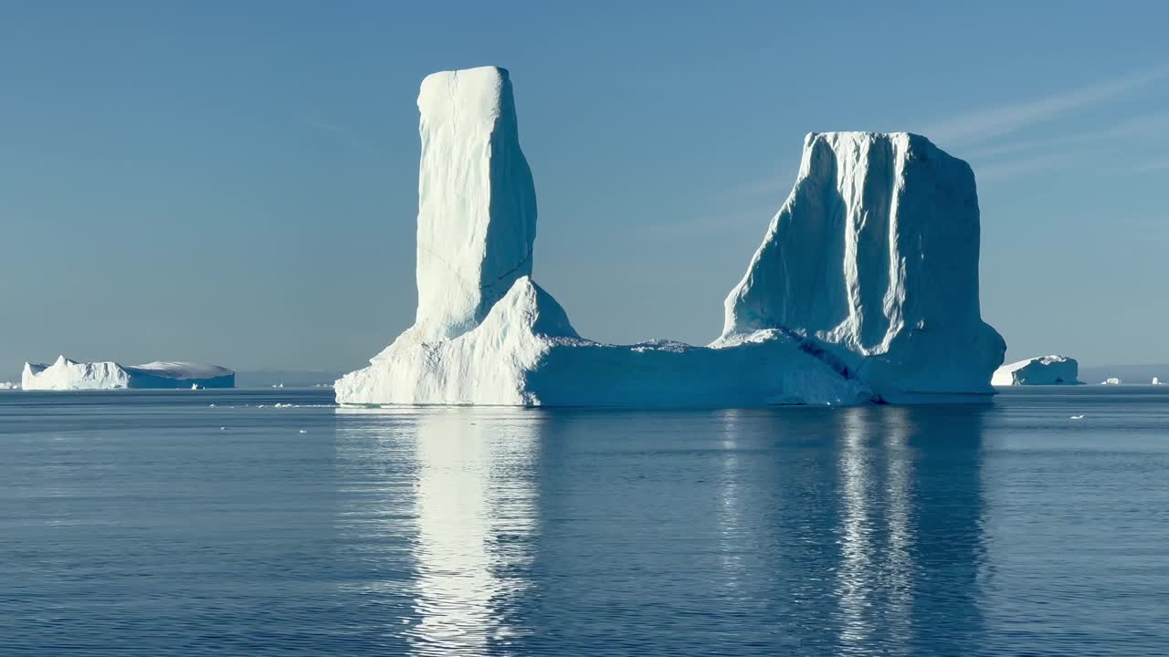 有趣的形状的冰山漂浮在北峡湾，斯科尔斯比松，格陵兰岛。视频下载