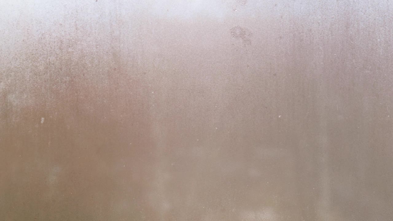 在雾蒙蒙的玻璃上手绘一个问号视频下载