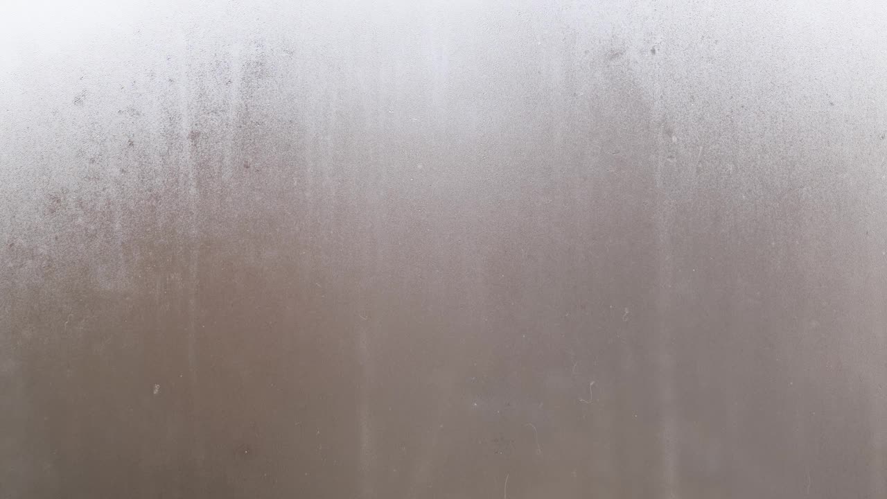 在雾蒙蒙的玻璃上手绘一个悲伤的人视频下载