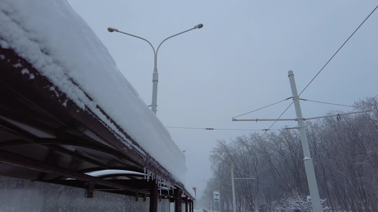 冬天城里的暴风雪。雪从挡板上掉下来视频下载