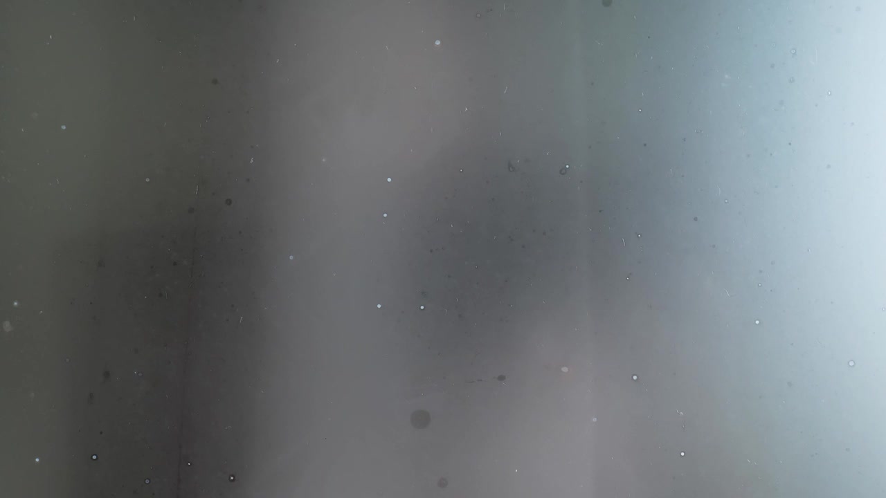 在雾蒙蒙的玻璃上手绘一个问号视频下载