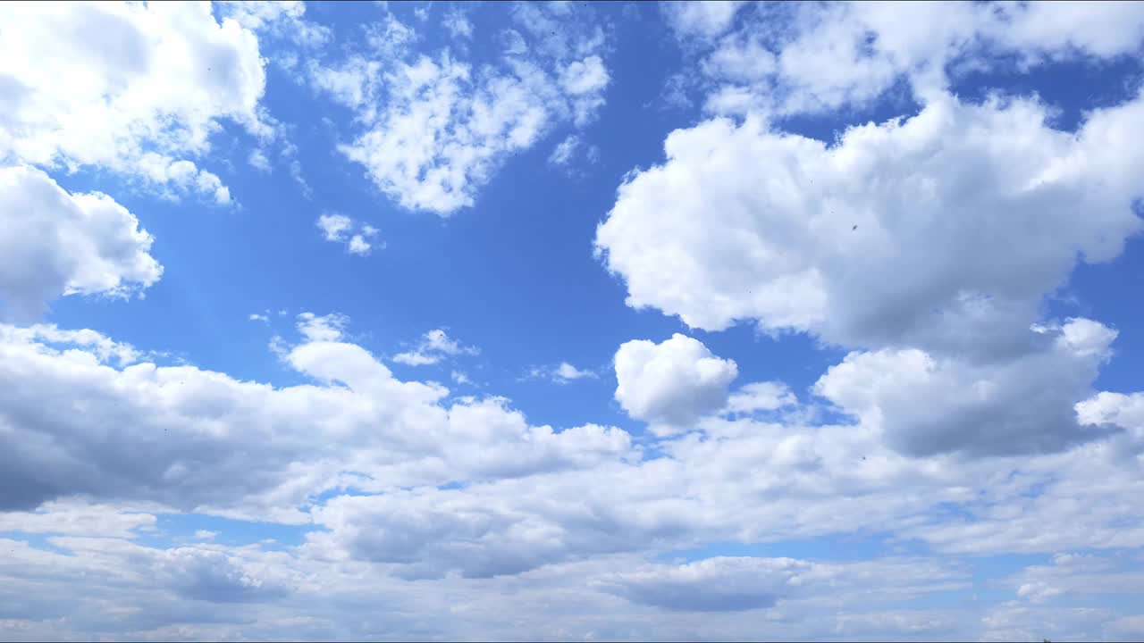 蓝色的天空上移动的云视频下载