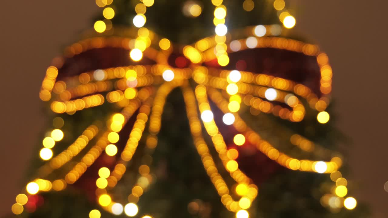 圣诞背景以一棵圣诞树的模糊灯光的形式呈现视频下载