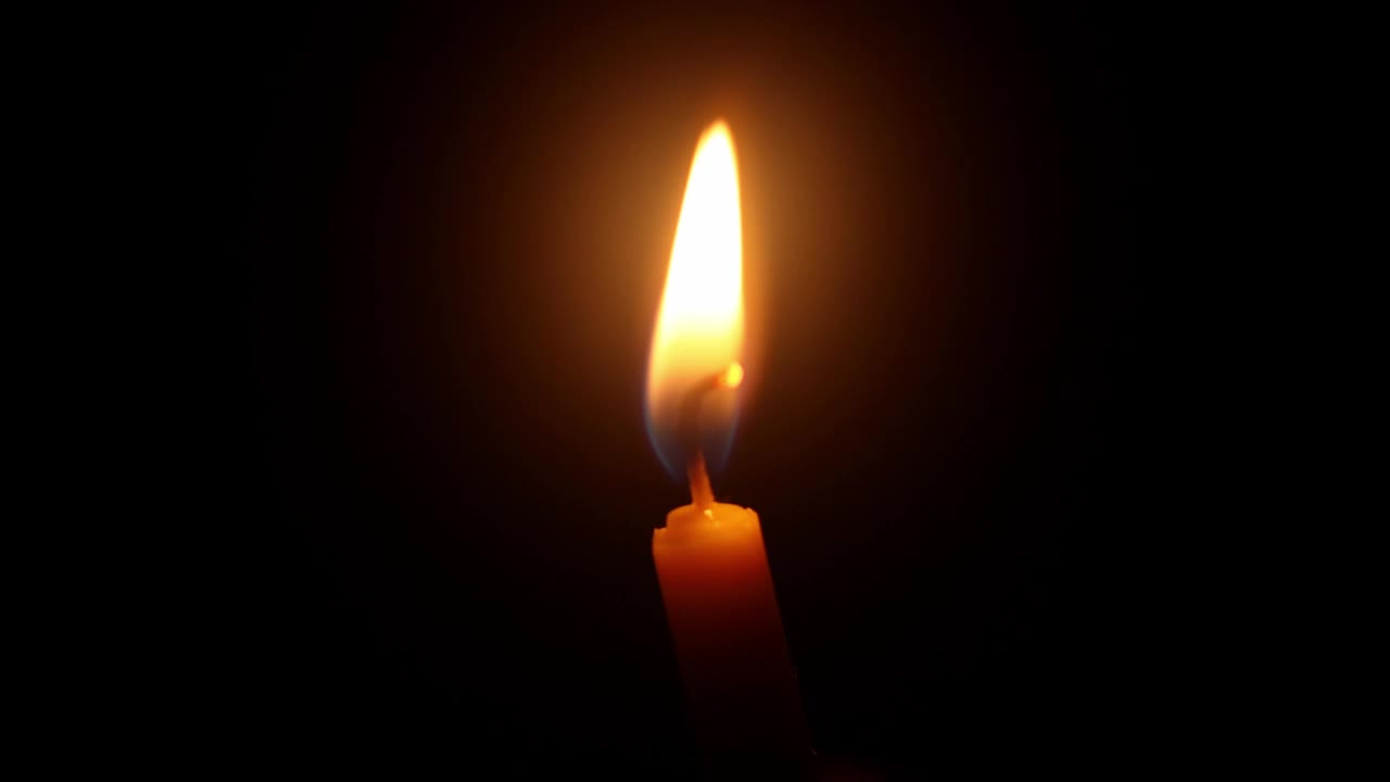 在黑色的背景上点燃熏香和蜡烛视频下载