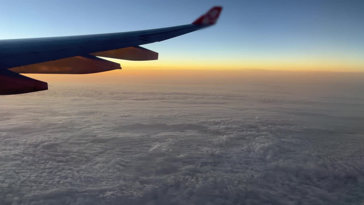 在清晨的云天上飞翔视频素材