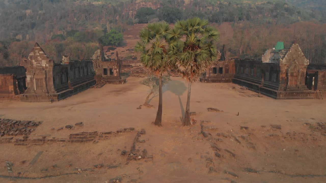 著名的瓦特富寺废墟在老挝日出，空中视频素材