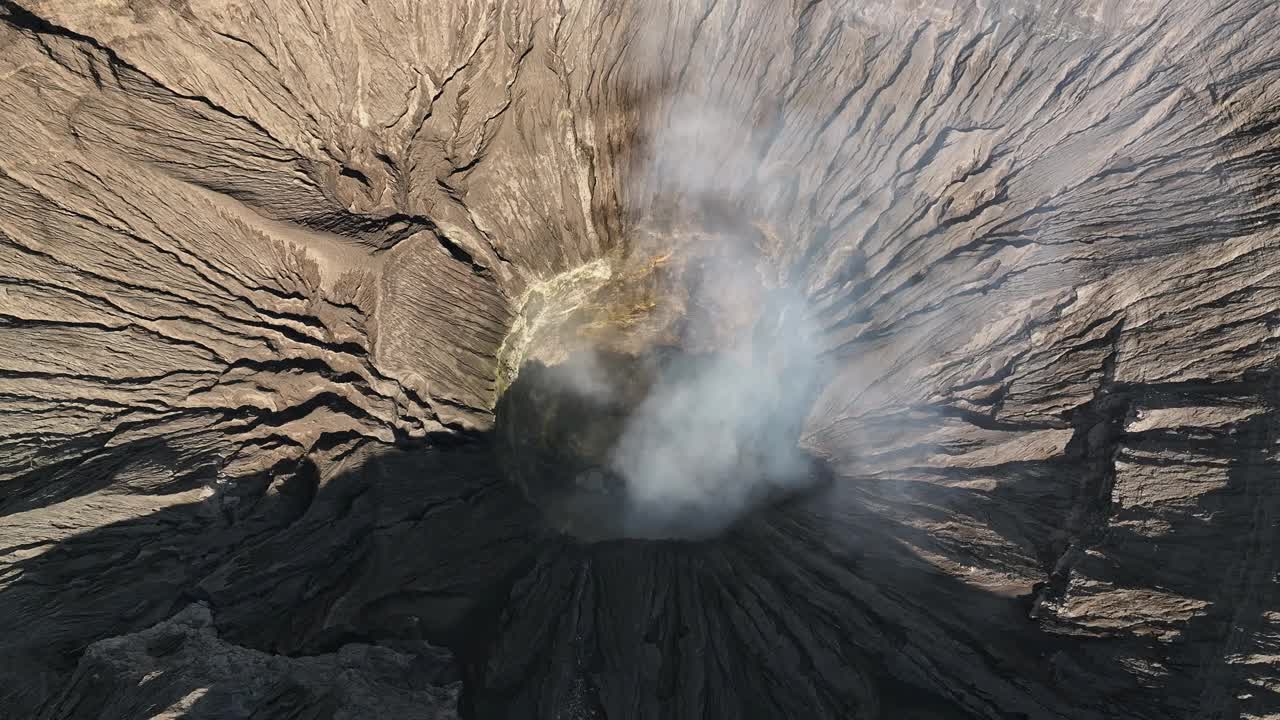 印度尼西亚东爪哇，无人机拍摄的飞行画面显示，飞机向后倾斜，向上倾斜至Bromo火山口，向下倾斜视频下载