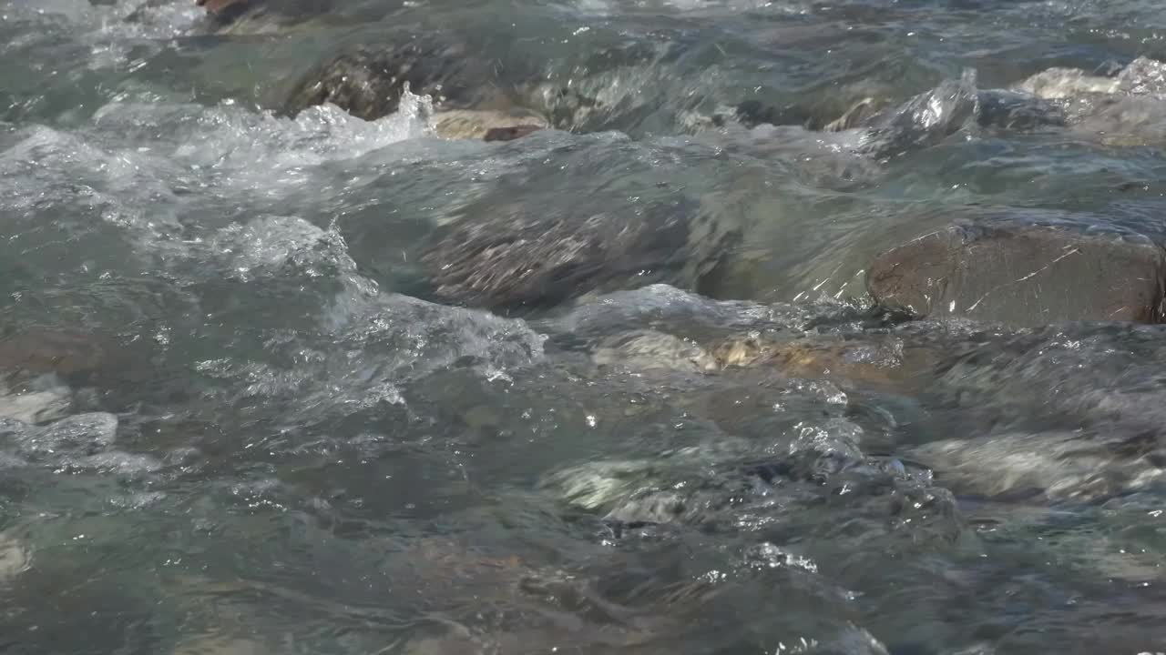 山河在阳光下流过石头视频下载