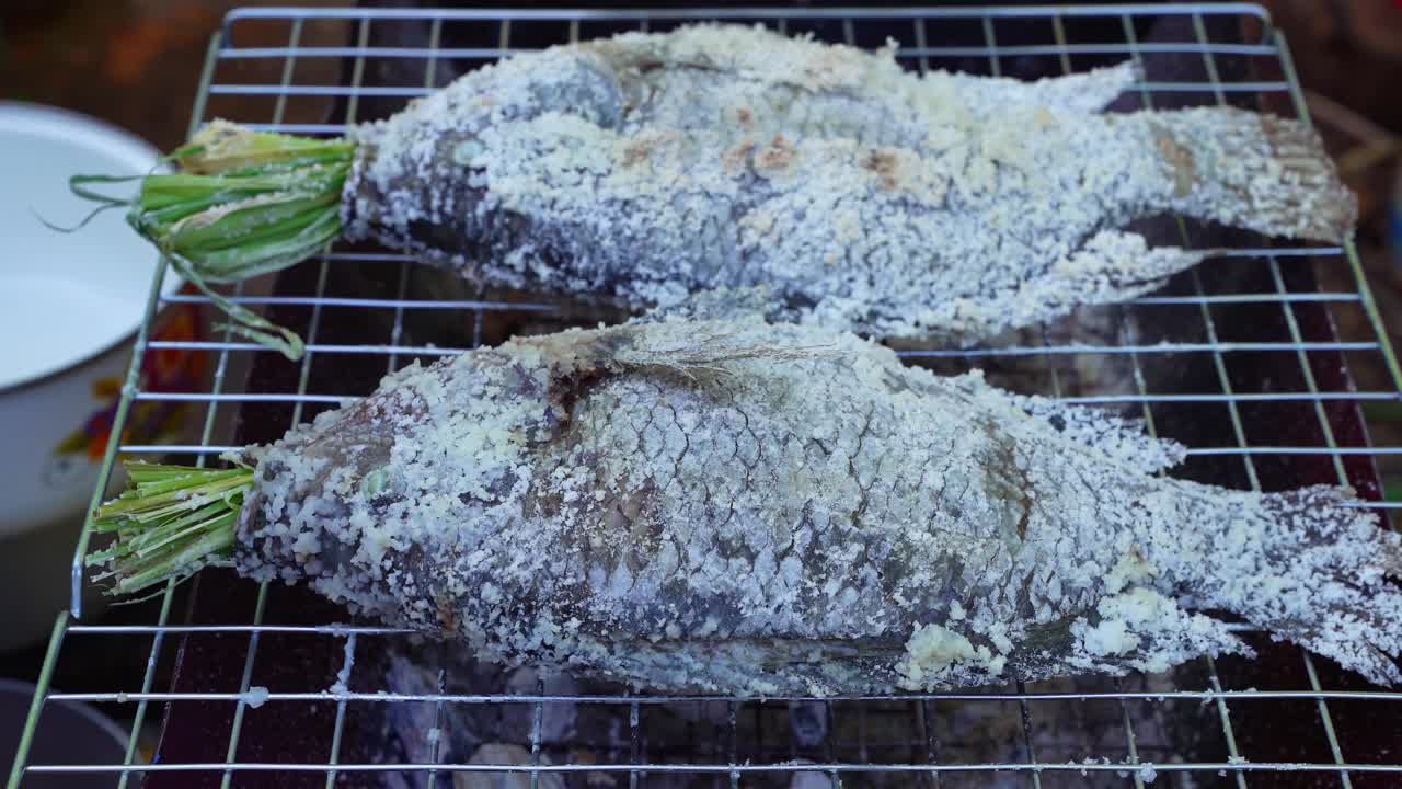 用盐和香草烤鱼，罗非鱼(泰国食物)视频下载