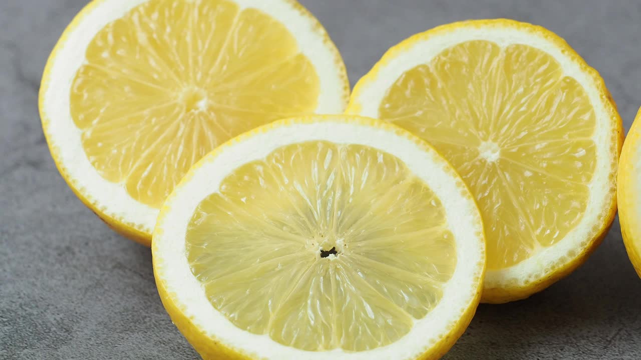 新鲜的黄色柠檬在黑暗的背景视频下载