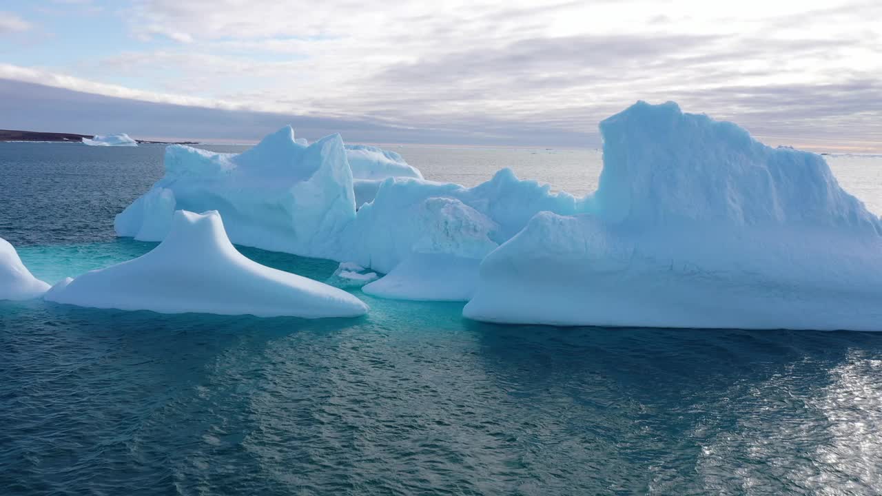 无人机在加拿大北极冰川附近漂浮的大冰山上视频下载