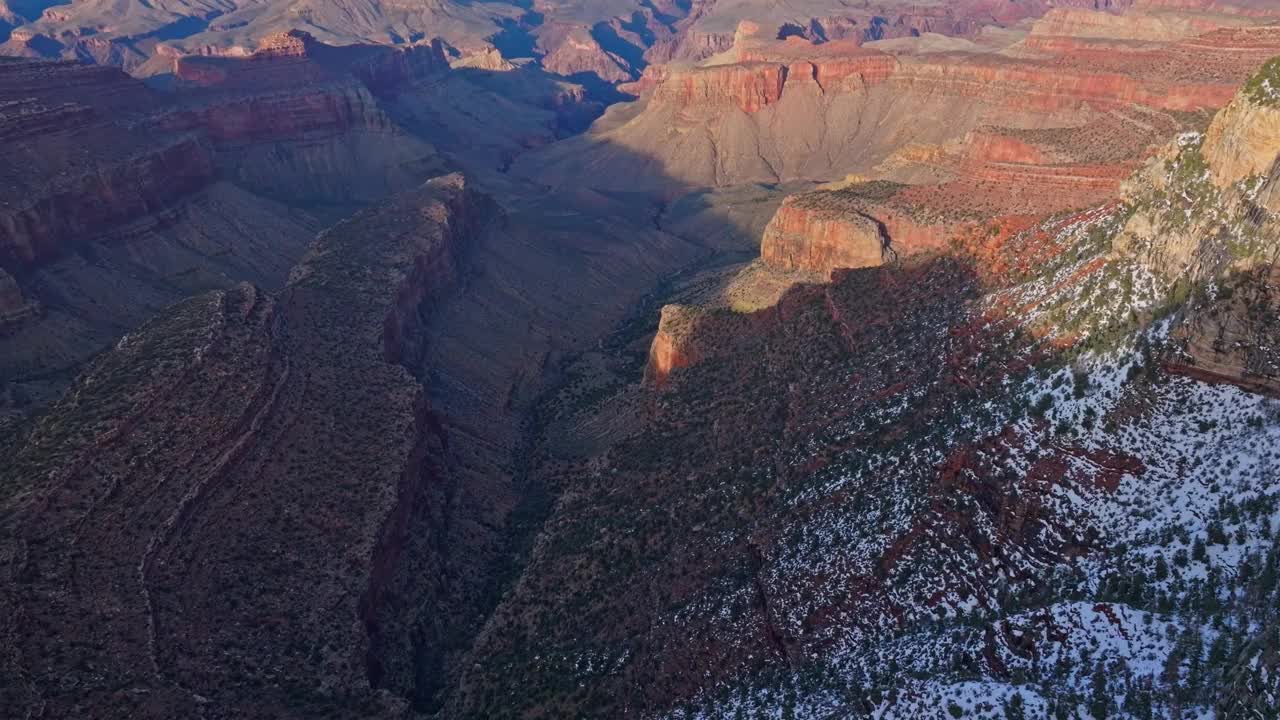 在美国亚利桑那州北部大峡谷国家公园发现的历史岩层。空中摇上视频素材