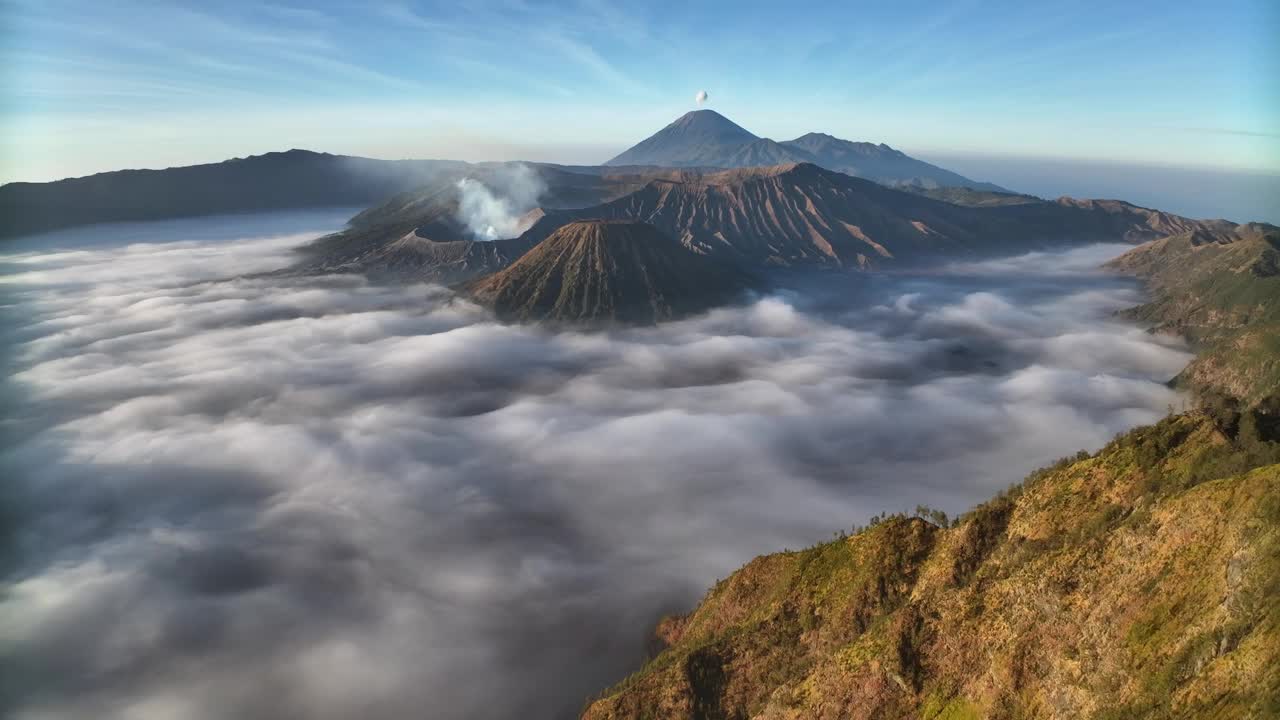 印度尼西亚东爪哇，无人机鸟瞰图显示背景中的Bromo火山视频下载