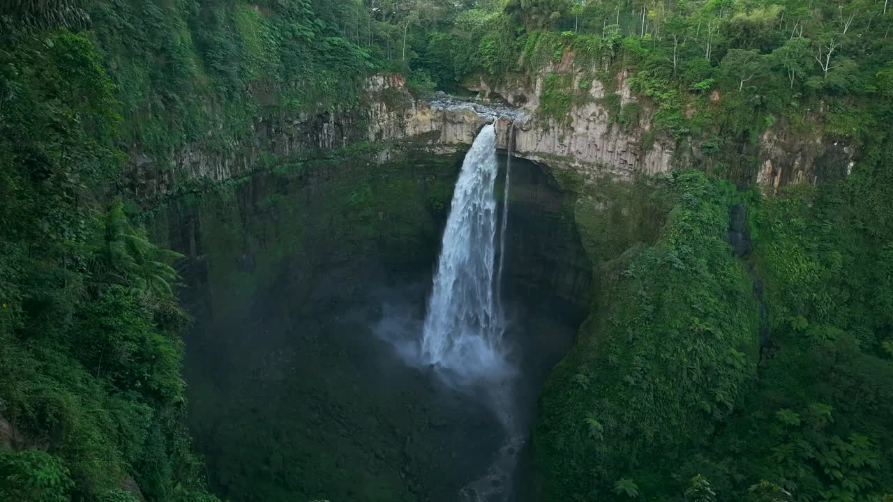 鸟瞰图无人机向前飞行，揭示Coban Sriti瀑布，东爪哇，印度尼西亚视频下载