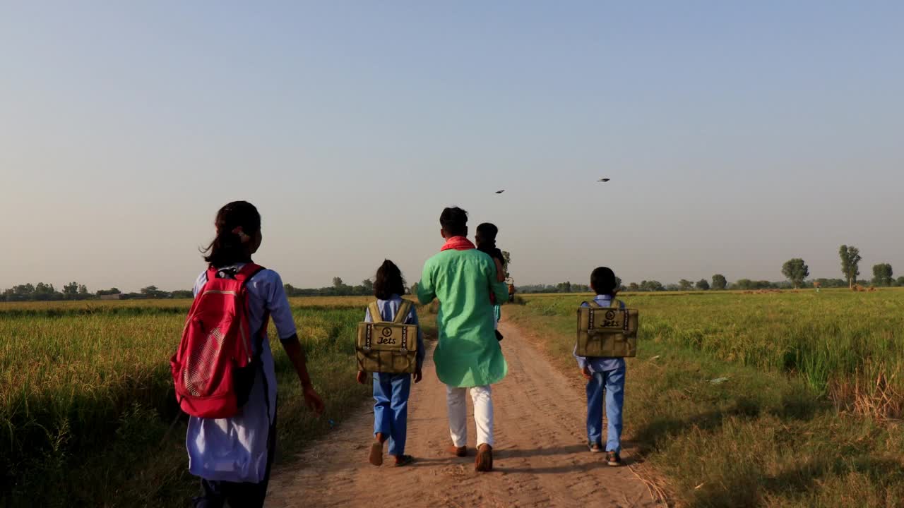 学校放假后，一家人在乡间小路上散步视频下载