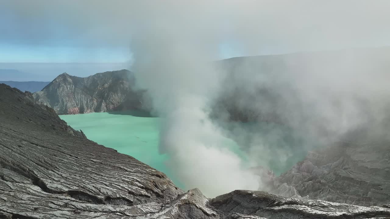 鸟瞰图从卡瓦伊真火山口，硫磺开采活火山，爪哇，印度尼西亚视频下载