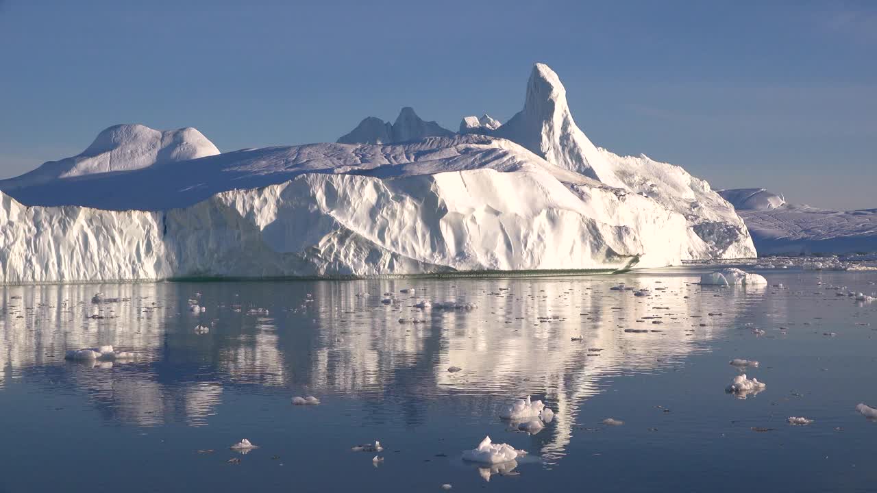 海洋中的冰山。南极风景。大自然的奇迹。全球变暖和气候变化。被联合国教科文组织列为世界遗产的北极自然冰景观。冰川融化。地球生态学。视频下载