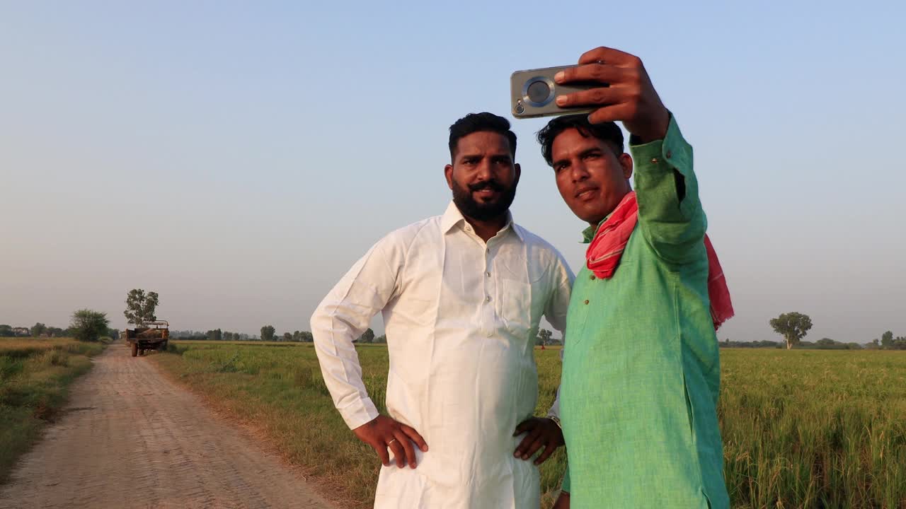 春天，印度农民在绿色田野附近自拍视频下载