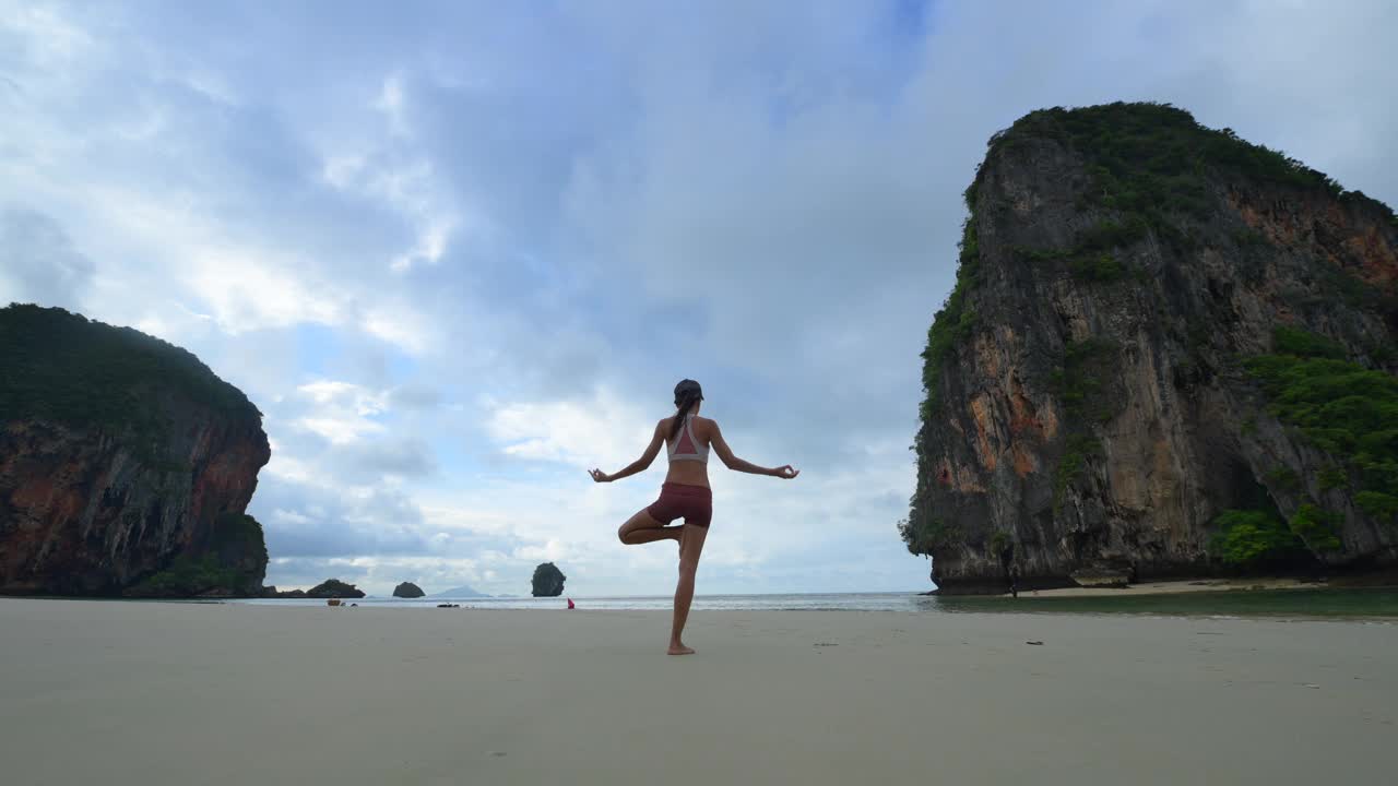 在海边做瑜伽视频下载
