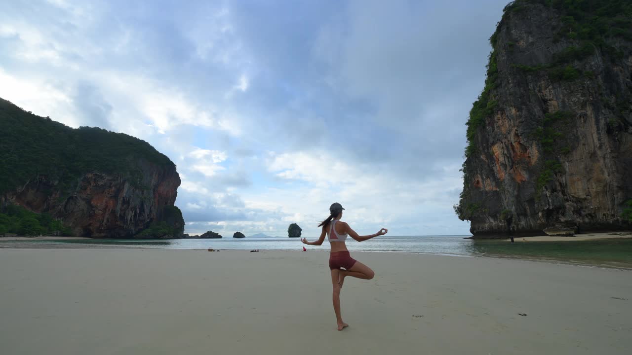 在海边做瑜伽视频下载