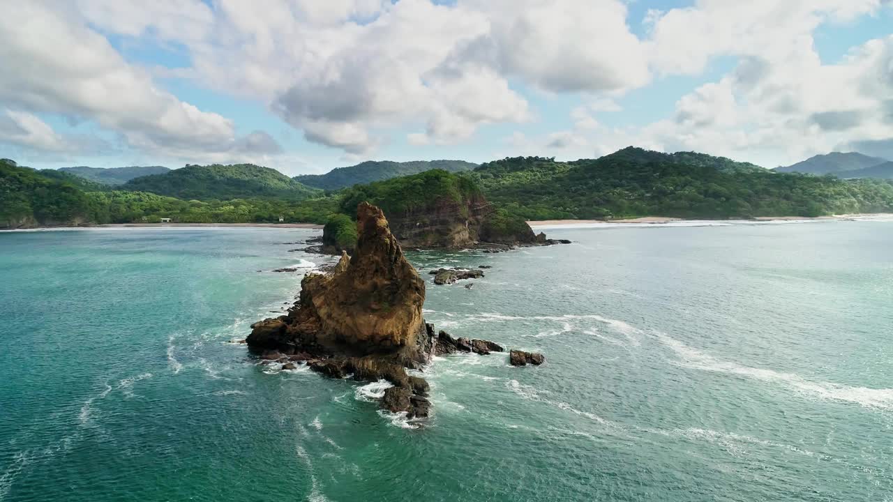 令人印象深刻的岩石悬崖岛，风景如画的尼加拉瓜海岸，电影般的无人机视频下载