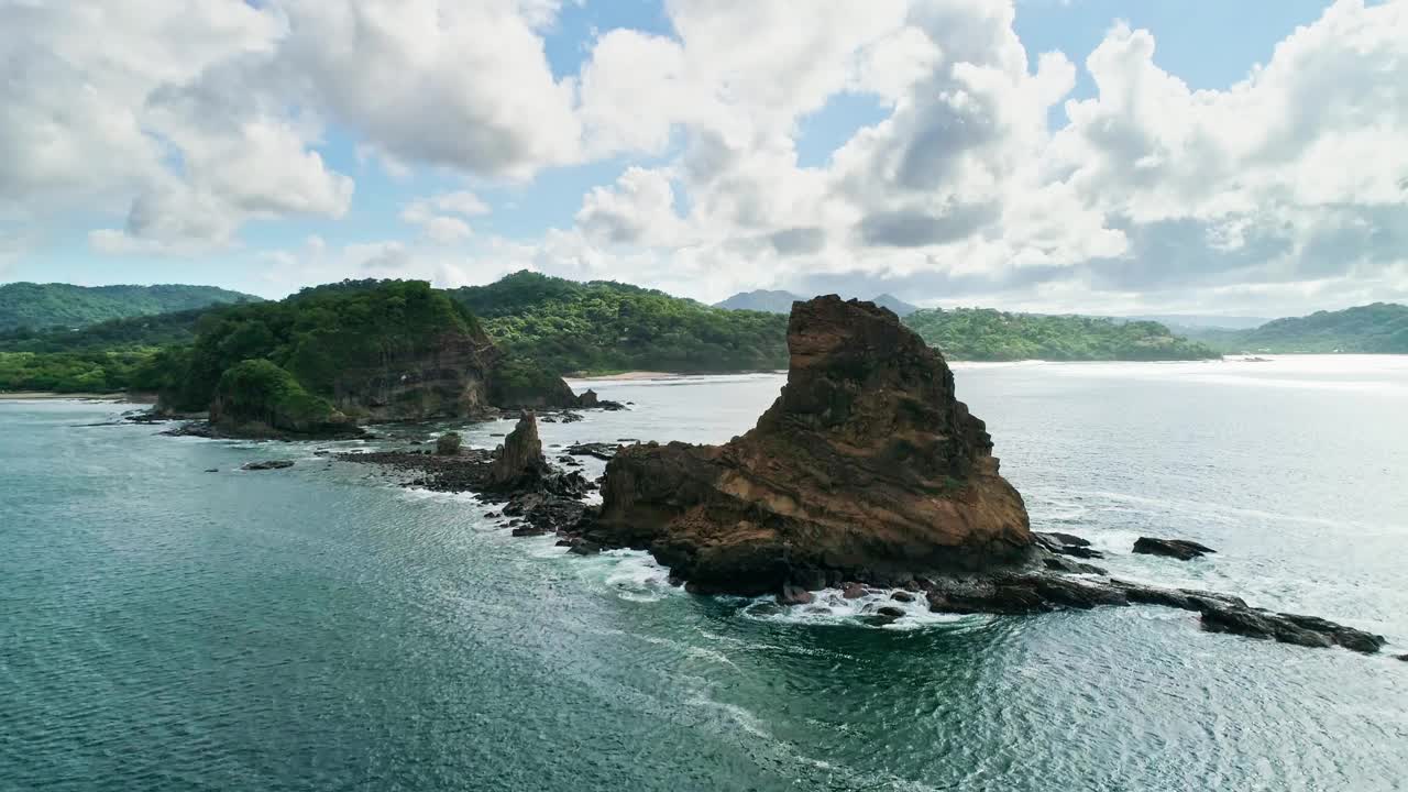 岩石岛，尼加拉瓜海岸，近距离电影无人机飞行，风景优美的自然视频下载