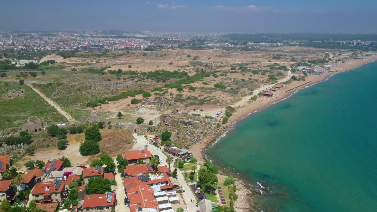 航拍安塔利亚一侧的无人机视频，展示了土耳其美丽的沿海景观、古老的遗址和迷人的海滨小镇。视频素材