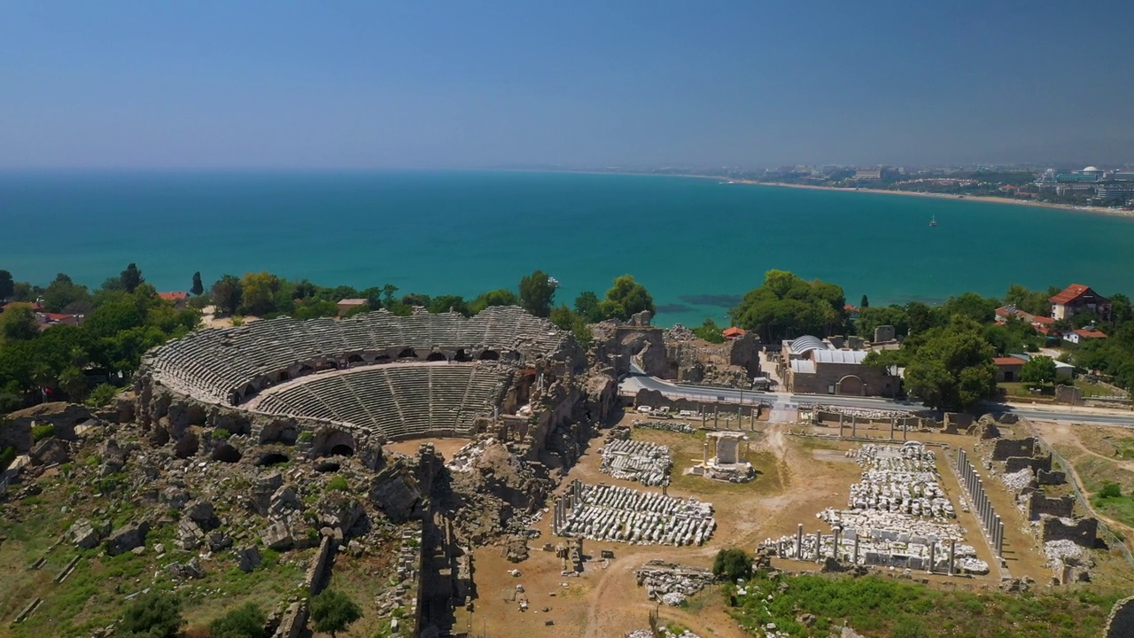 土耳其塞德古剧院壮观的鸟瞰图。无人机在自然遗迹上空飞行。背景是地中海。塞德是土耳其的热门旅游目的地。视频素材