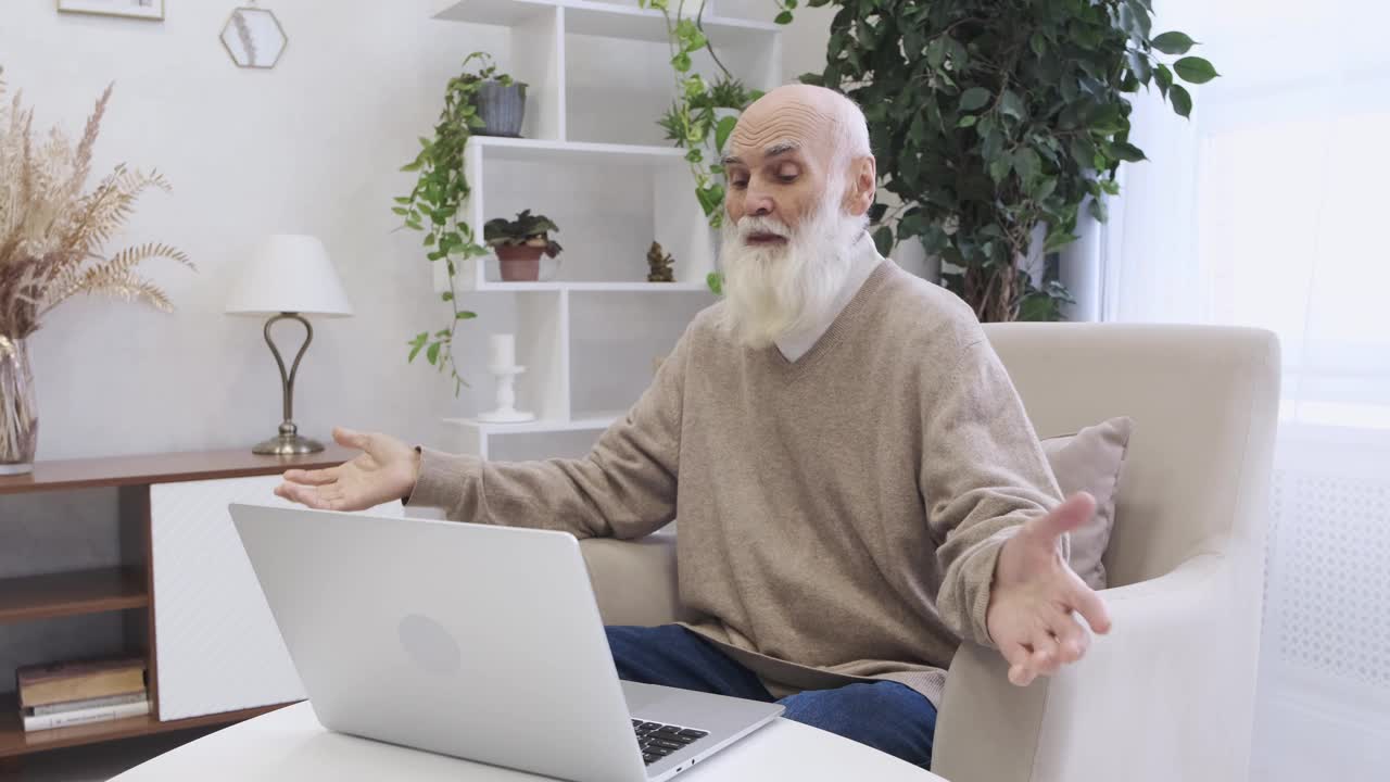 年迈的商人使用现代笔记本电脑与员工进行视频通话视频下载