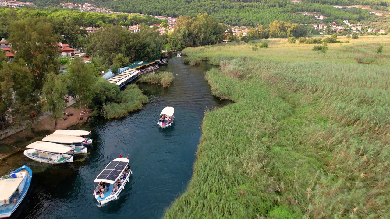土耳其穆拉乌拉Akyaka区的Azmak河。阿兹马克河鸟瞰图。视频素材