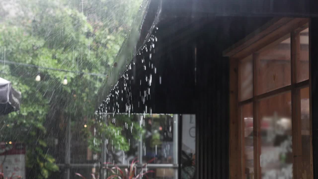 大雨打在商店的黑色帆布篷上。视频下载