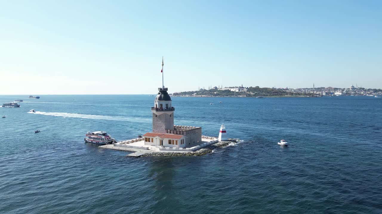 眺望伊斯坦布尔博斯普鲁斯海峡上的少女塔。视频下载