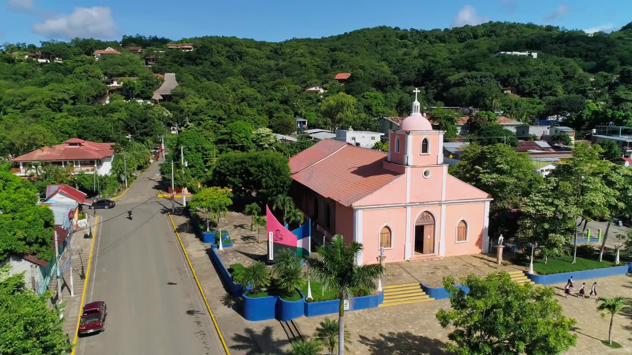 热带城市南圣胡安紫色天主教堂上空的空中轨道视频下载