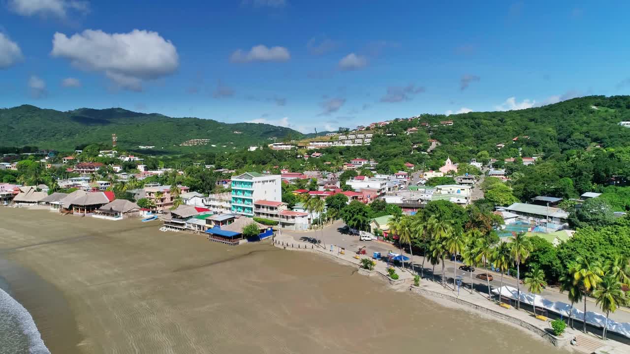 酒店度假与大空海滩圣胡安德尔苏尔，尼加拉瓜，空中轨道视频下载