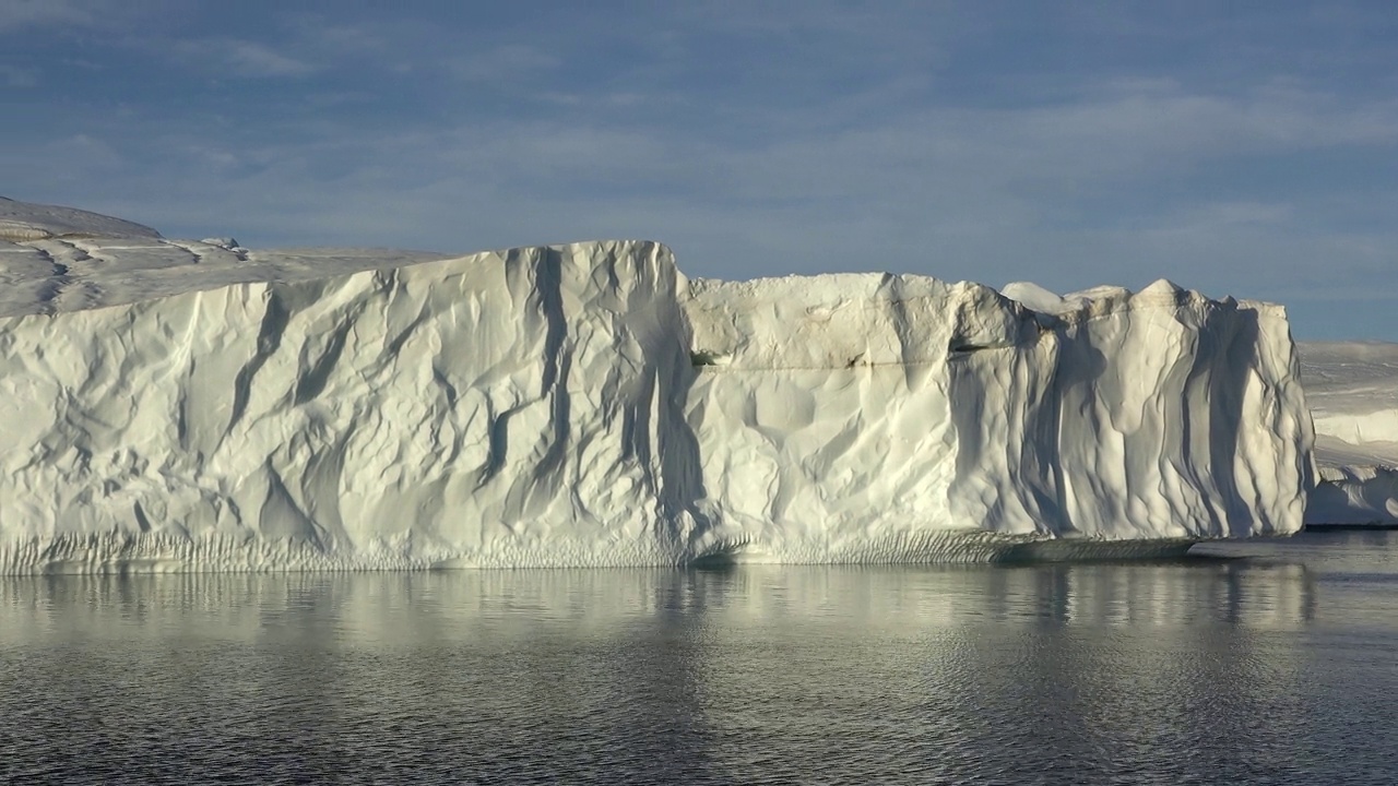 冰山。大自然的奇迹。巨大的漂浮冰山从融化的南极洲冰川。全球变暖和气候变化。南极洲和格陵兰岛的雪山和冰岸景观。视频下载
