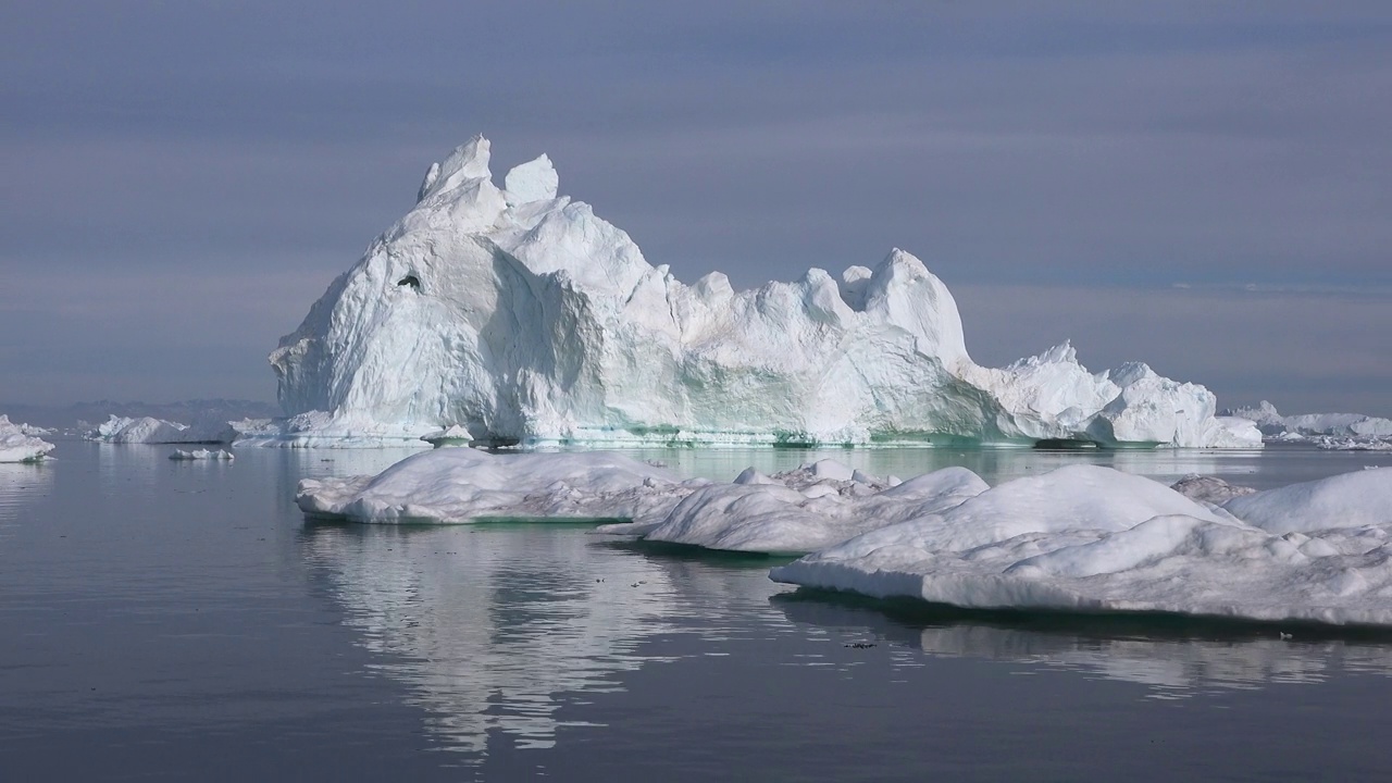冰山。大自然的奇迹。巨大的漂浮冰山从融化的南极洲冰川。全球变暖和气候变化。南极洲和格陵兰岛的雪山和冰岸景观。视频下载