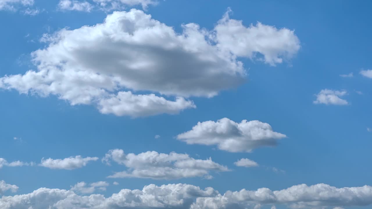 美丽的时间流逝镜头一个晴朗的风与蓝天和积云的一天视频下载